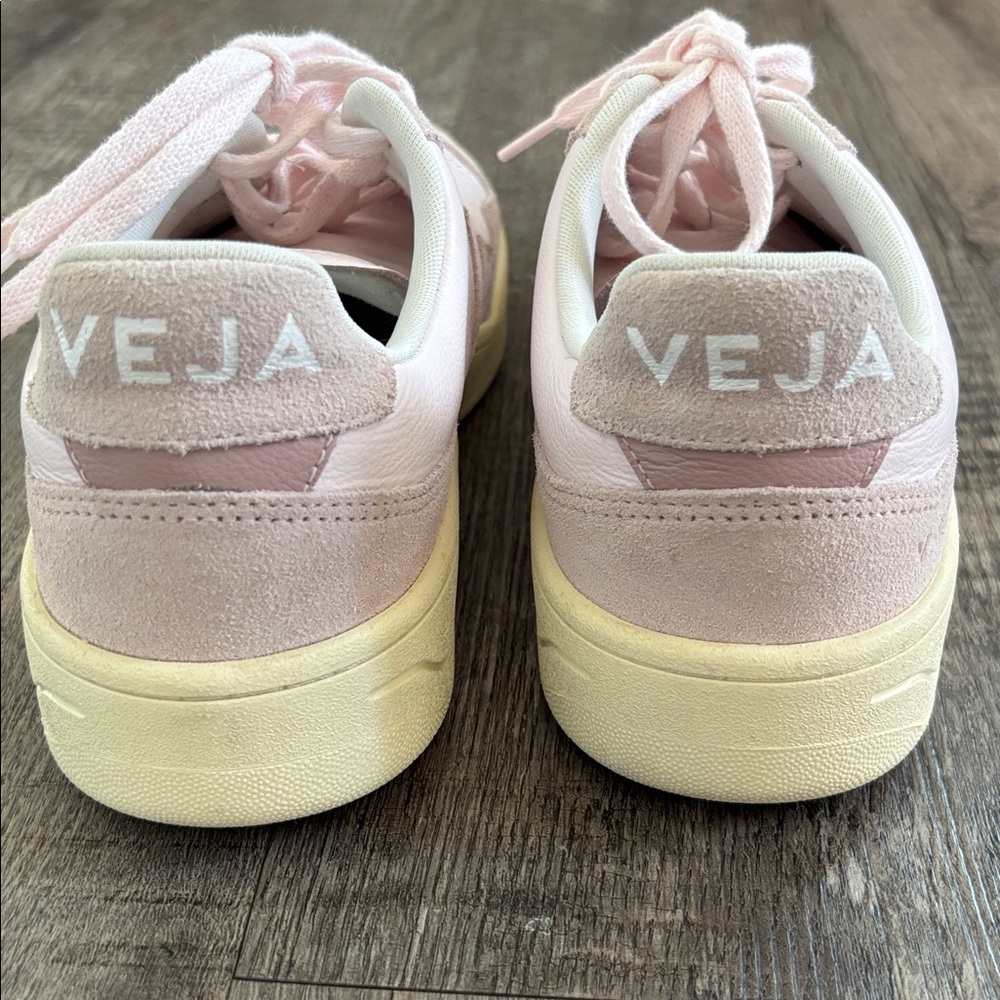 Veja V-90 Sneakers - Picture 5 of 8